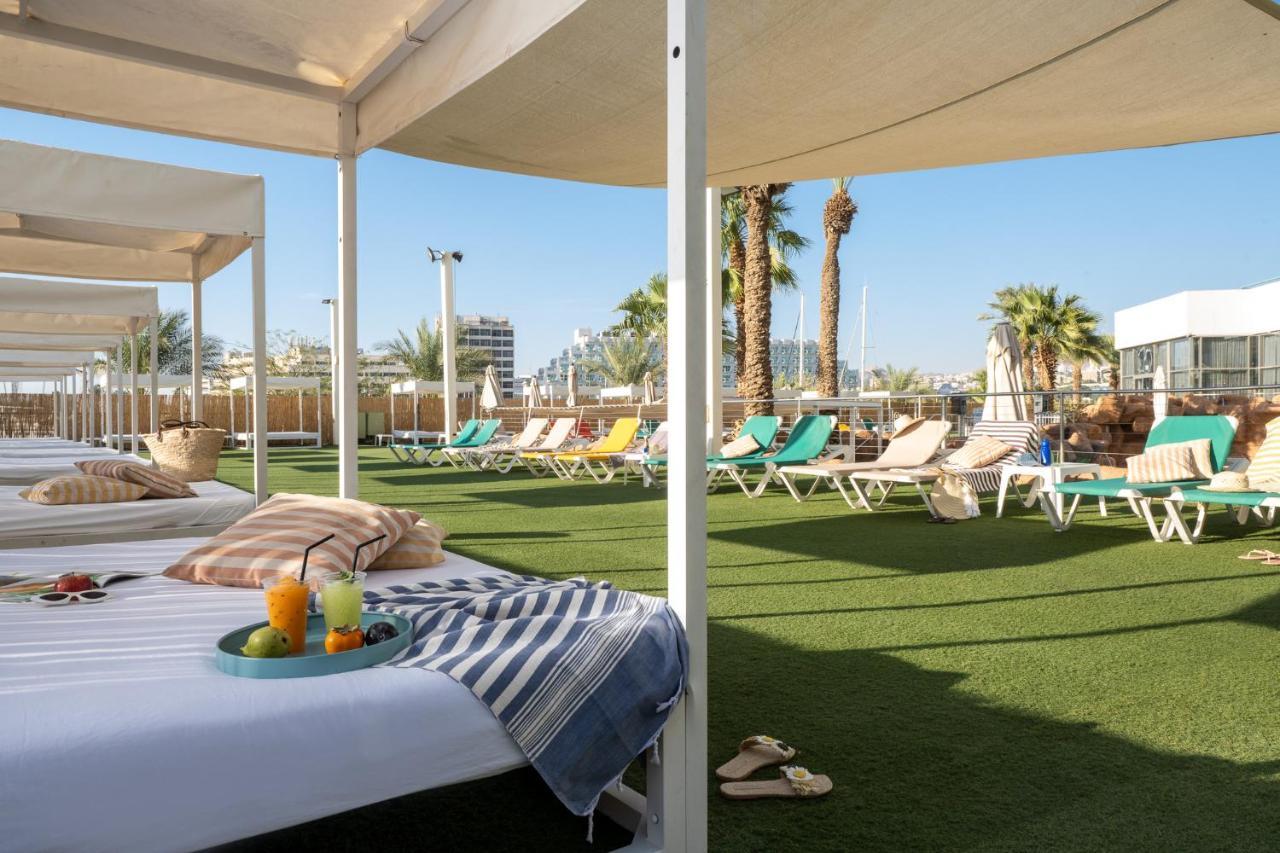 Vert Hotel Eilat By Afi Hotels Eksteriør billede The rooftop pool at the Hilton Tel Aviv