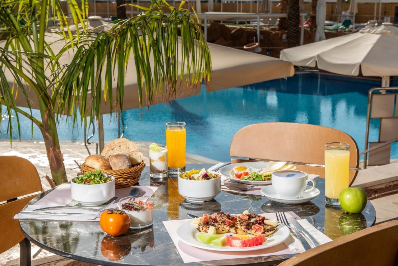 Vert Hotel Eilat By Afi Hotels Eksteriør billede Breakfast at the pool