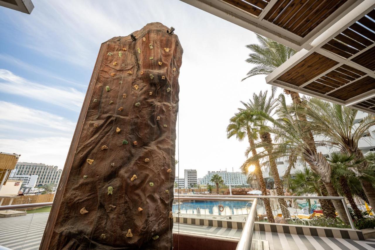Vert Hotel Eilat By Afi Hotels Eksteriør billede The rock climbing wall at the Atlantis Paradise Island