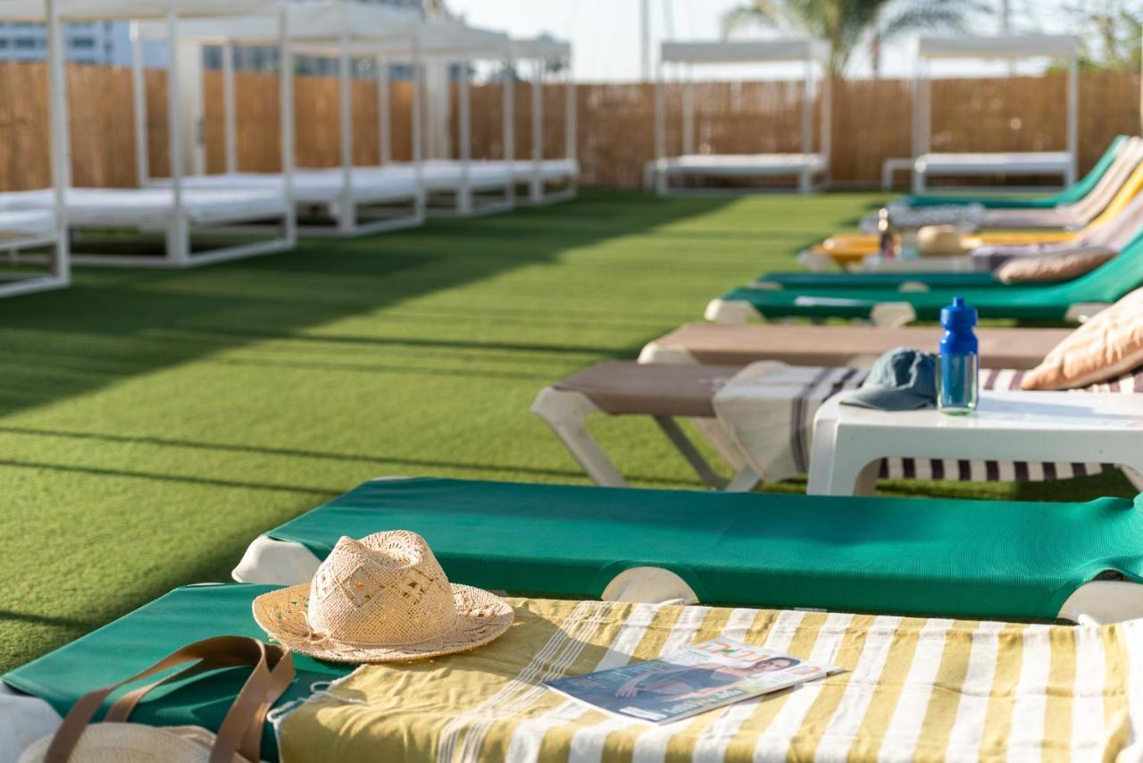 Vert Hotel Eilat By Afi Hotels Eksteriør billede Artificial grass on a cruise ship