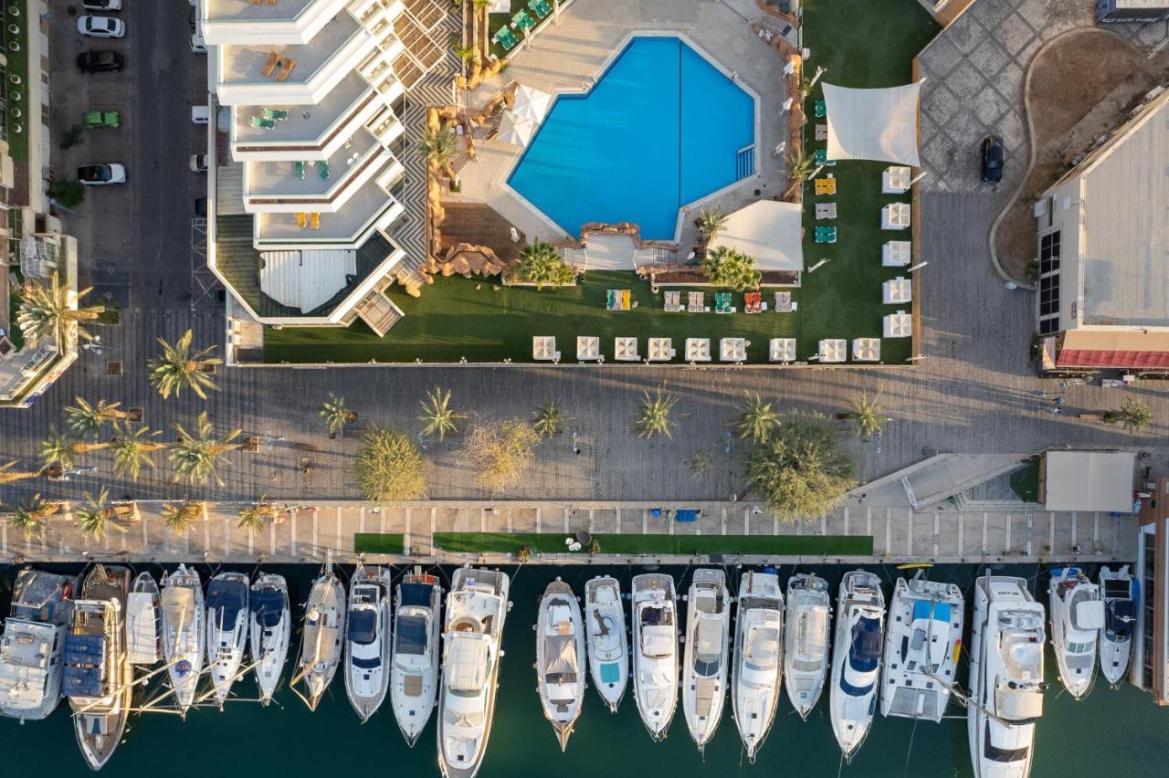 Vert Hotel Eilat By Afi Hotels Eksteriør billede Aerial view of the pool at the Marina
