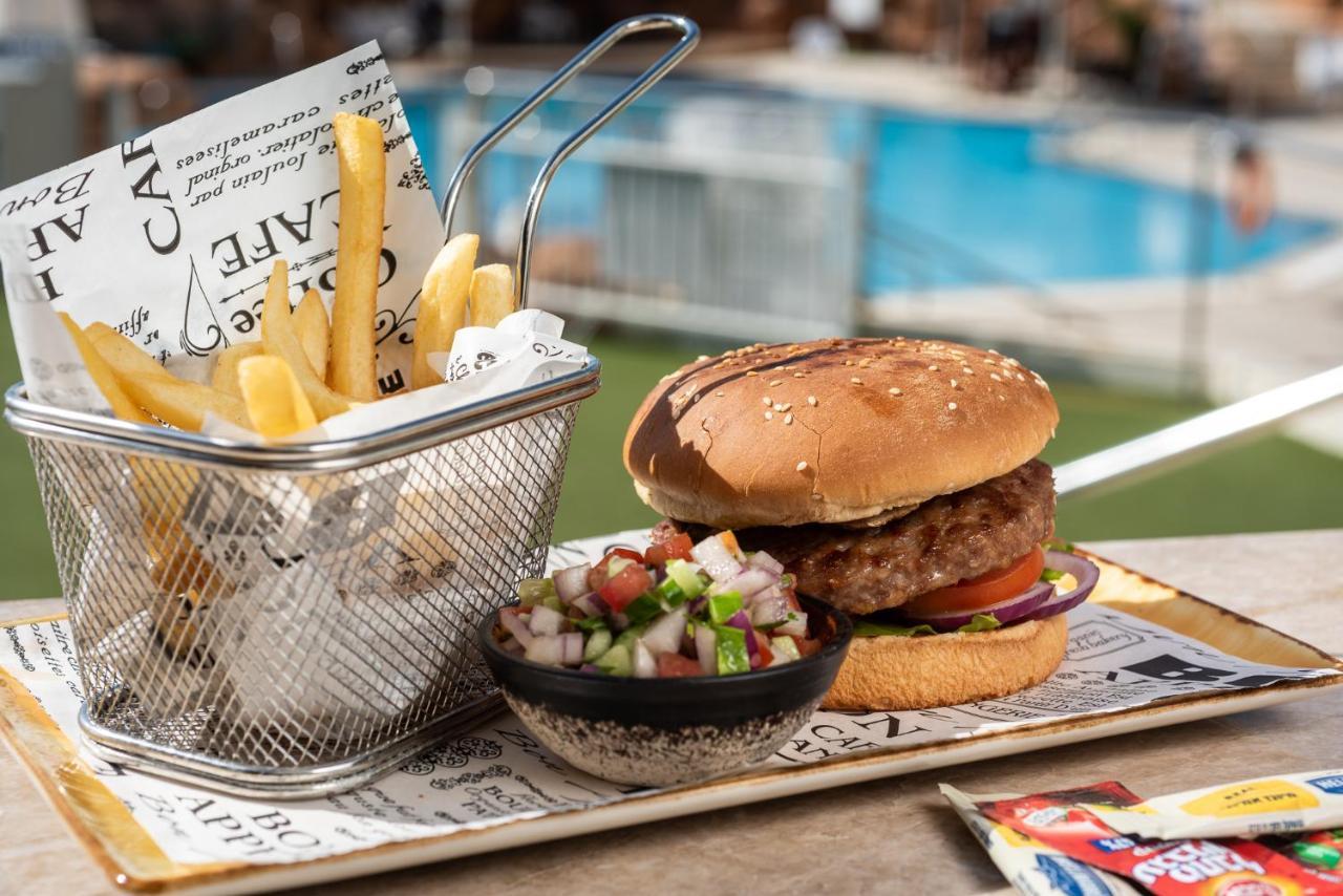 Vert Hotel Eilat By Afi Hotels Eksteriør billede A hamburger with chips