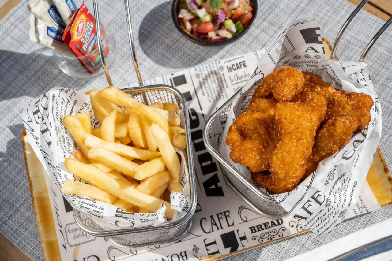 Vert Hotel Eilat By Afi Hotels Eksteriør billede Schnitzel and chips