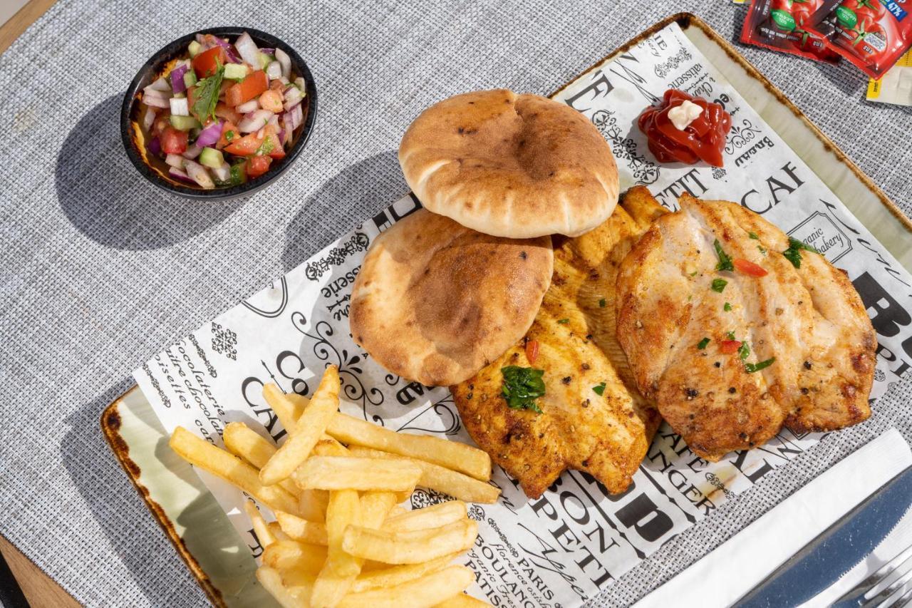 Vert Hotel Eilat By Afi Hotels Eksteriør billede Schnitzel